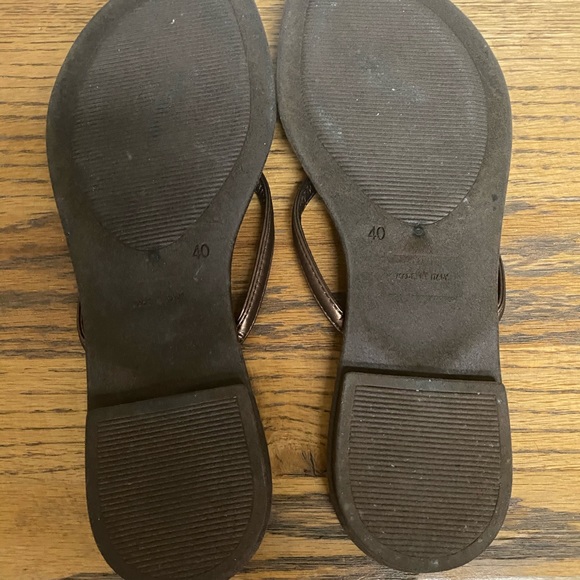 🚨2 for $20🚨Matisse flip flops bronze size 40 - Picture 2 of 2